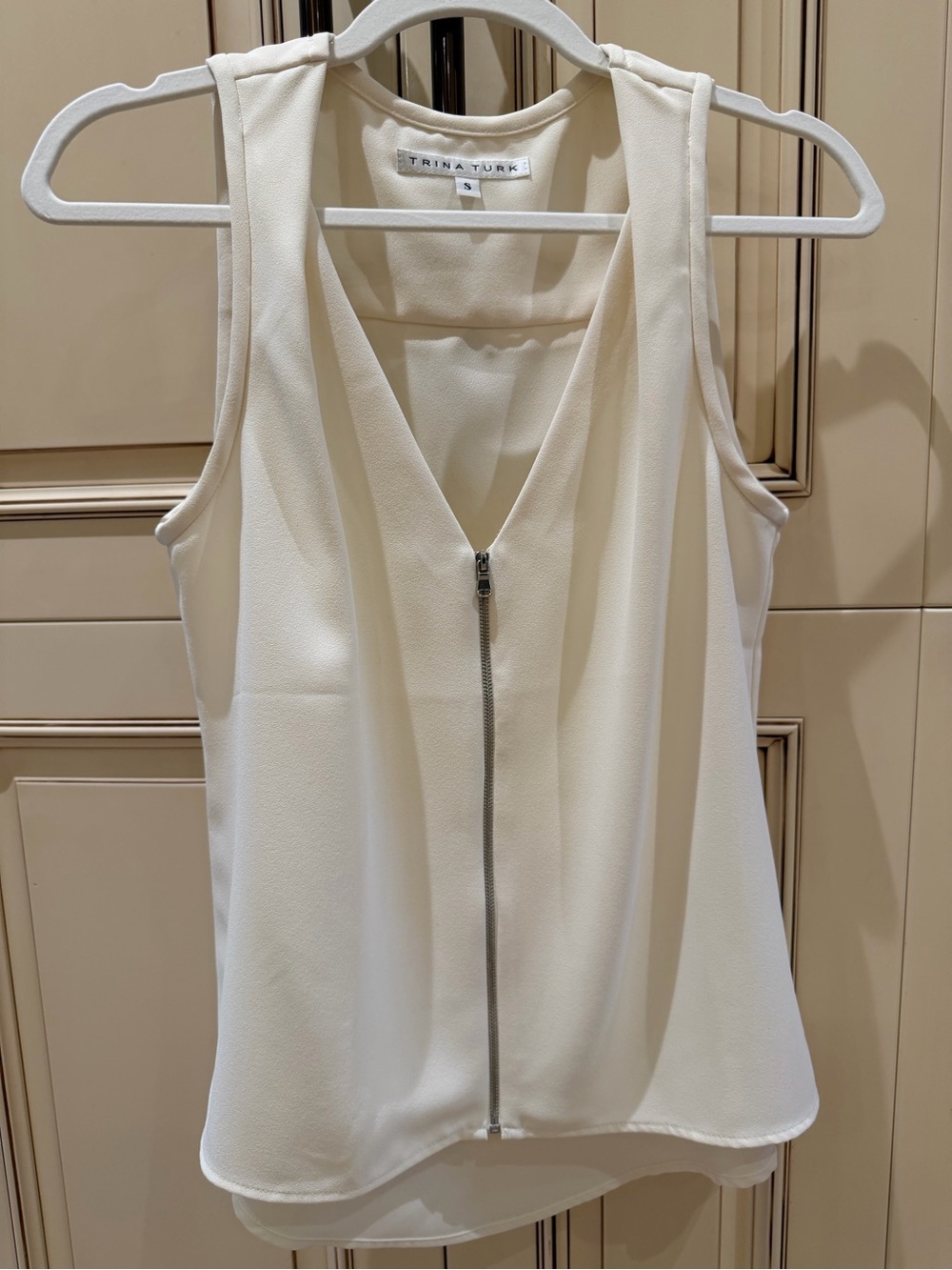 Trina Turk Cream Zip-Front Sleeveless V-Neck Top